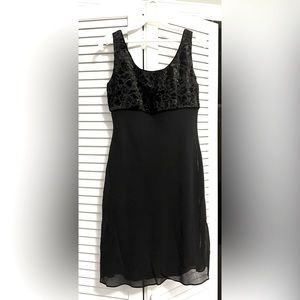Beautiful cocktail dress. Brand new never worn. Size 4.